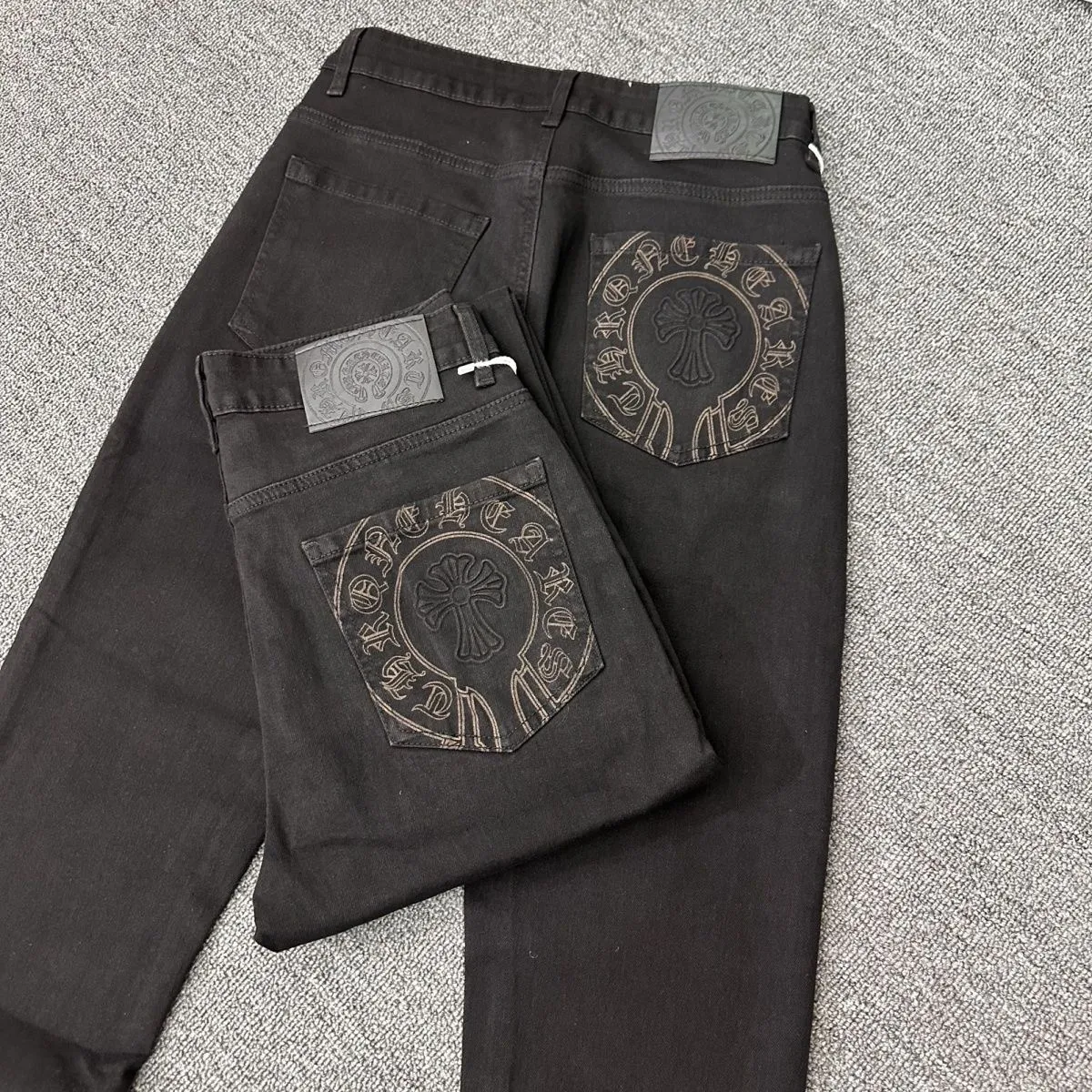 P176 Style No. Cc930 Chrome hearts Chrome hearts high street jeans Chrome hearts vibe style versatile jeans are the most popular high street style at the moment. Made of beaded canvas fabric, heavy washing makes the upper body of the fabric more textured. The pants are tall and straight! The three-dimensional cutting of the whole trousers is a masterpiece! The beaded canvas fabric is thick and soft after washing. It has good breathability. Customized small leather label. Unique design. The details are in place, simple and elegant, and the workmanship is exquisite. The entire trousers are neatly routed and the details are in place! It’s so cool. It’s a genderless trend that both men and women can easily control. Color: Picture color. Sizes M-XXL